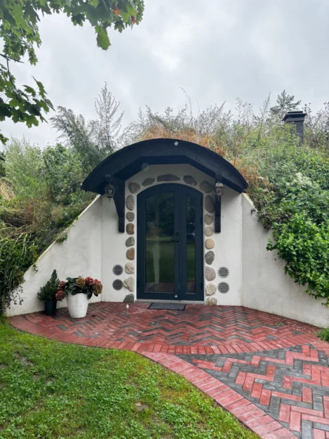 A green-roof sauna with a contemporary soul